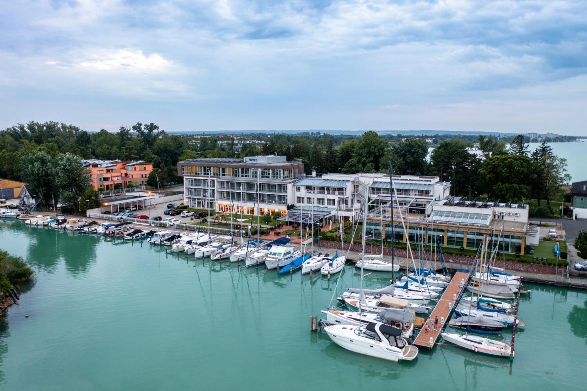 Hotel Yacht Wellness & Business Siofok Exterior photo
