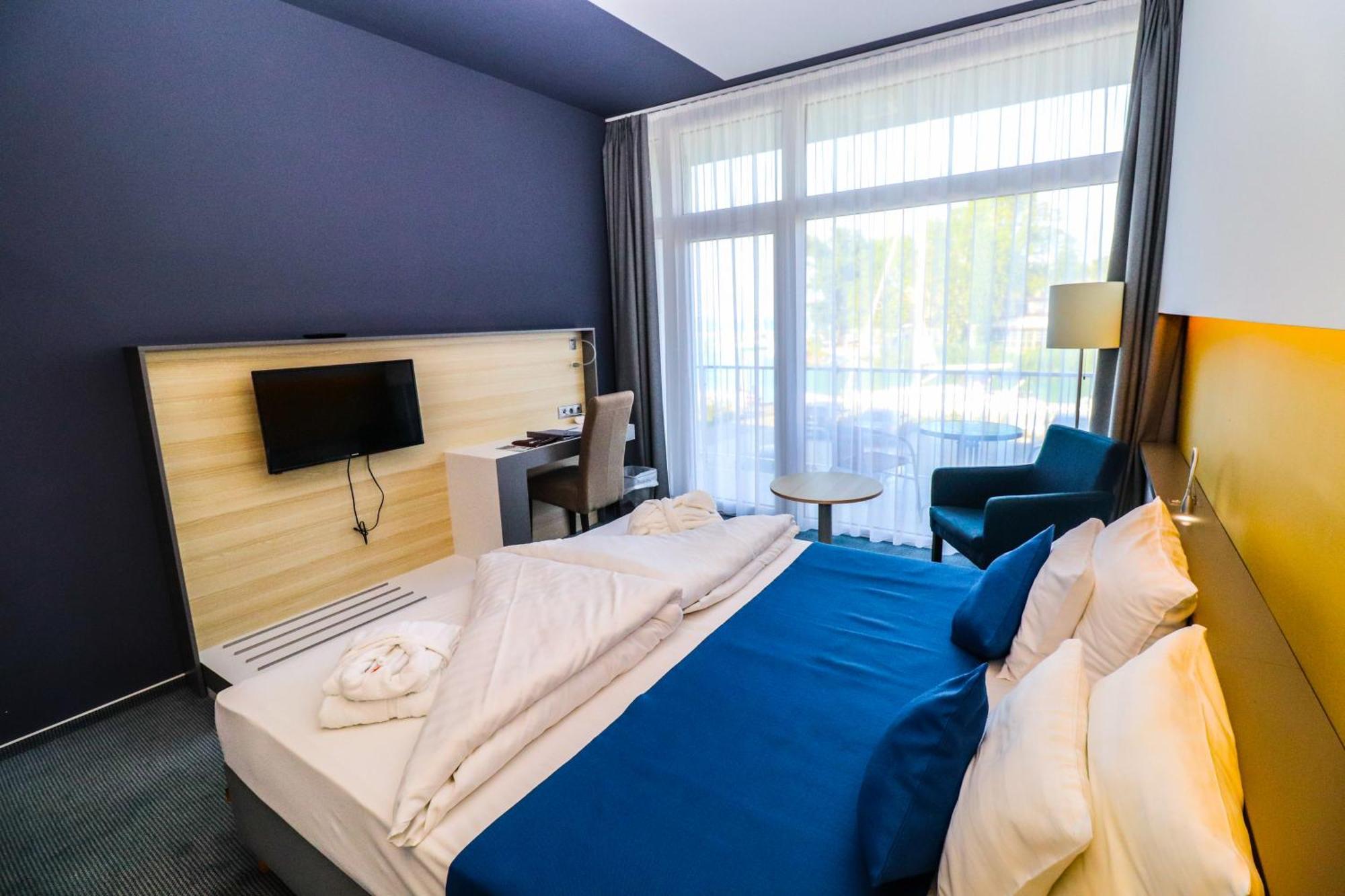 Hotel Yacht Wellness & Business Siofok Exterior photo