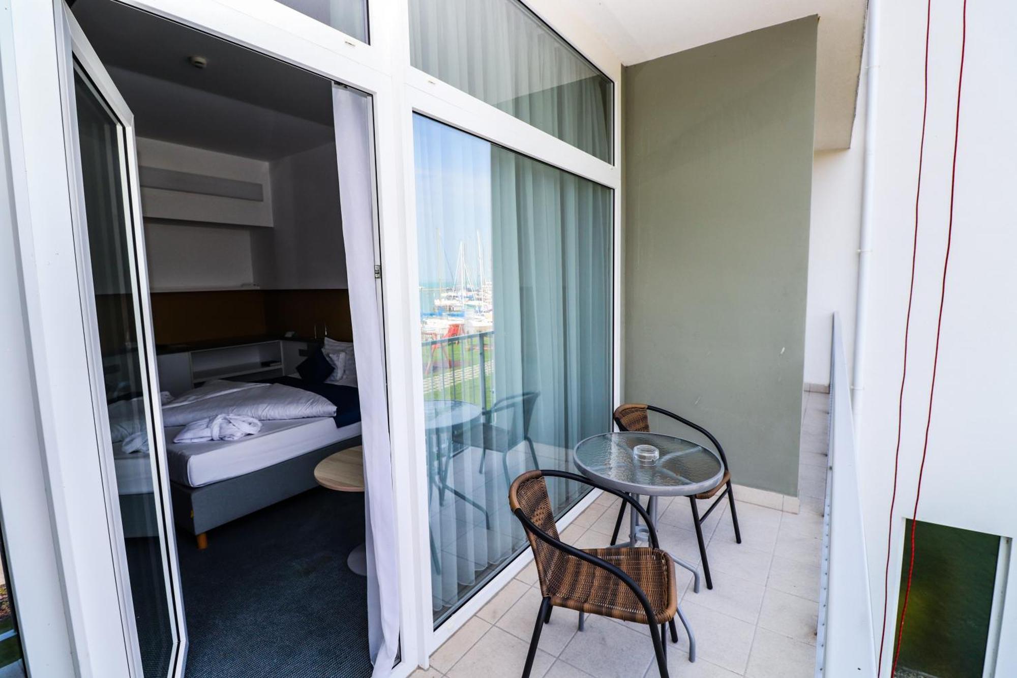 Hotel Yacht Wellness & Business Siofok Exterior photo
