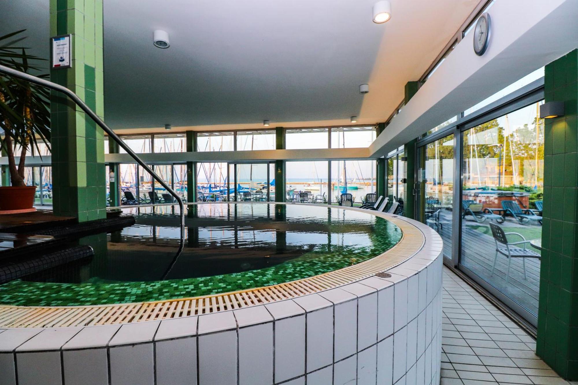 Hotel Yacht Wellness & Business Siofok Exterior photo
