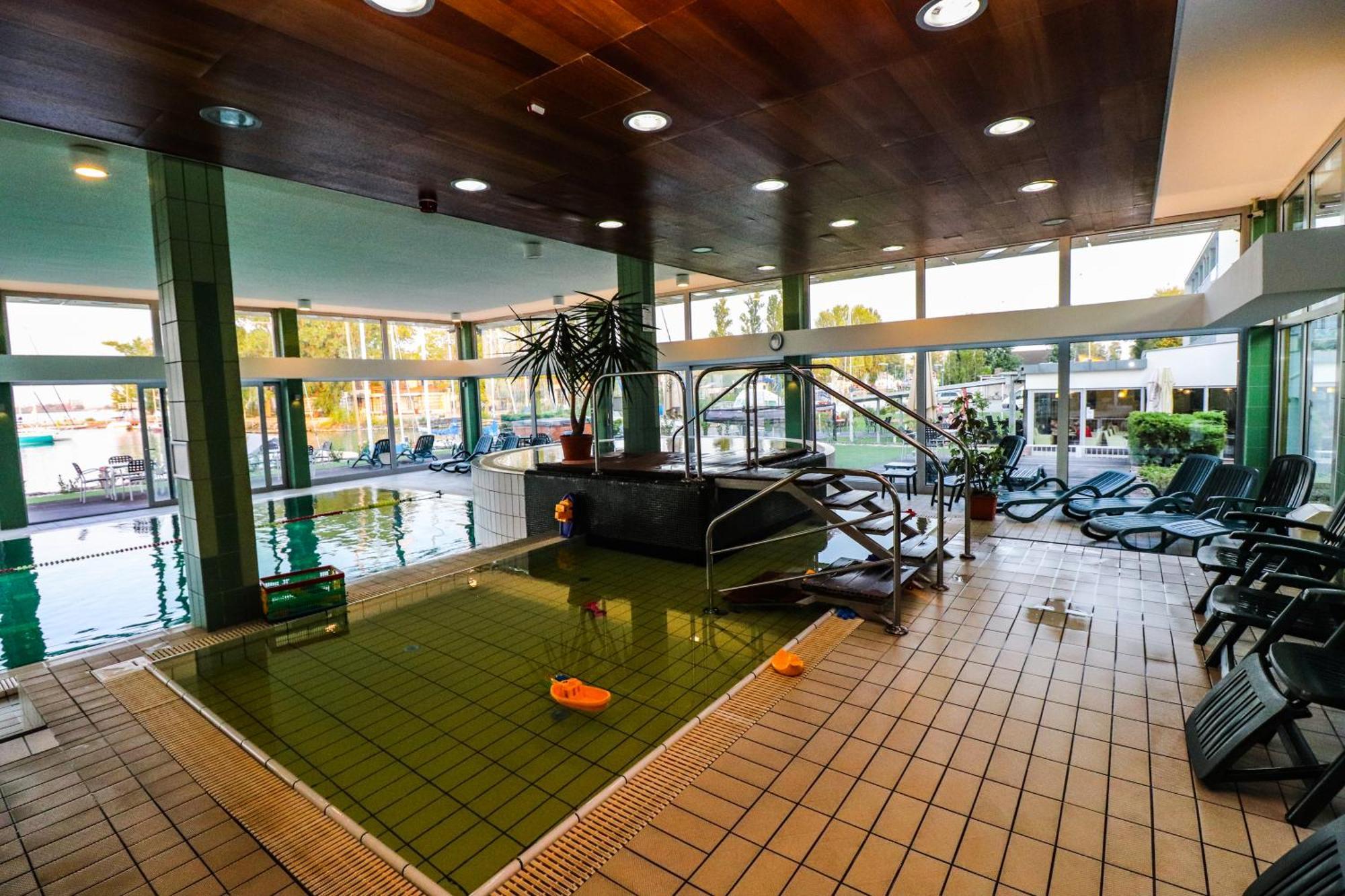 Hotel Yacht Wellness & Business Siofok Exterior photo