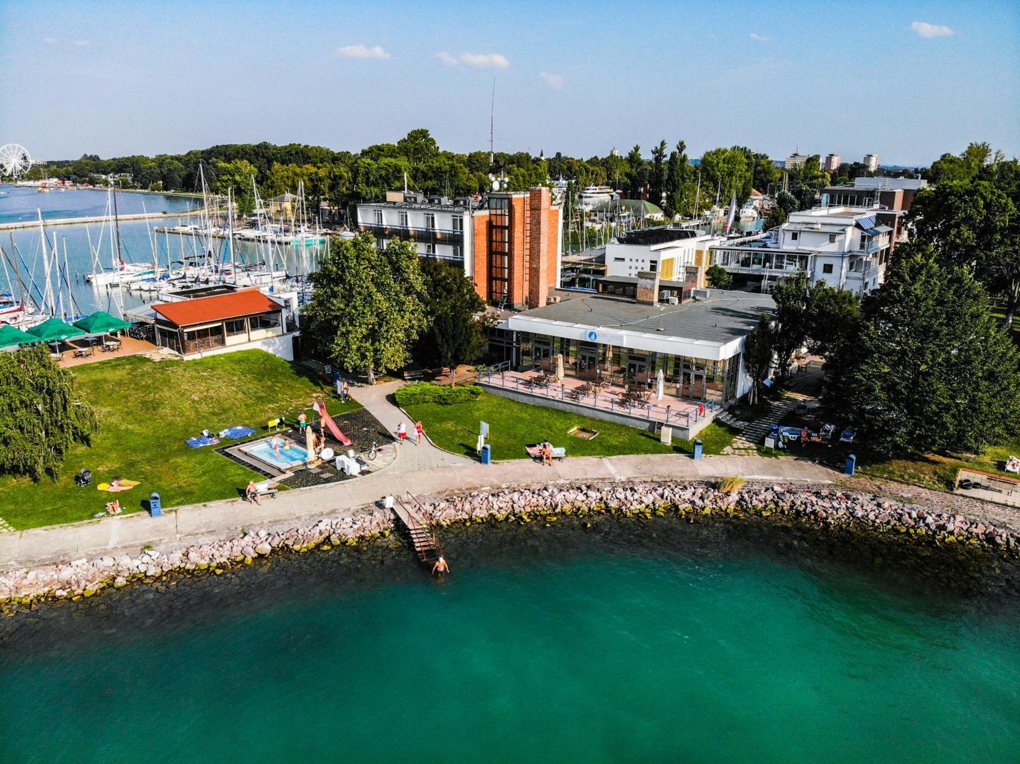 Hotel Yacht Wellness & Business Siofok Exterior photo