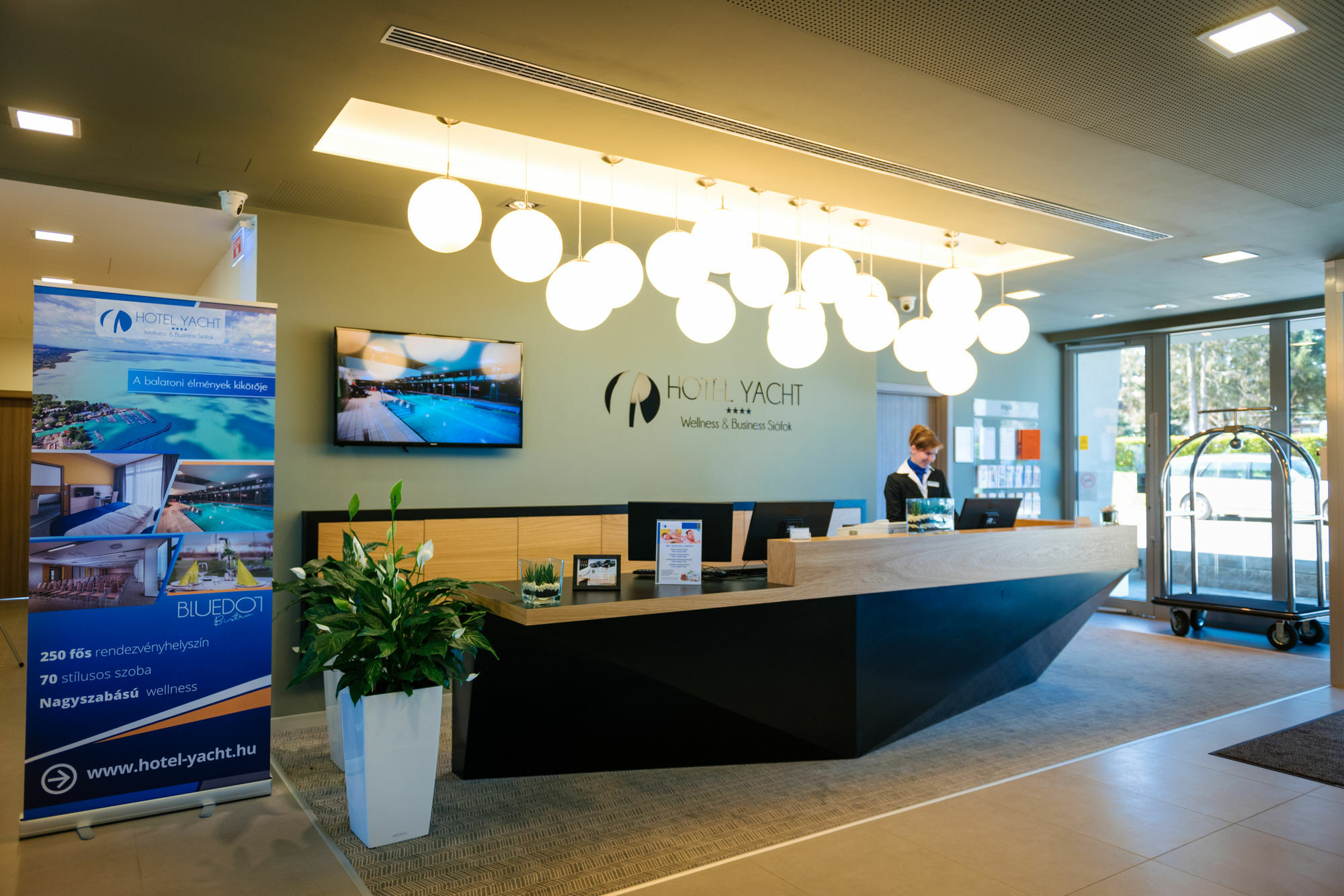 Hotel Yacht Wellness & Business Siofok Exterior photo