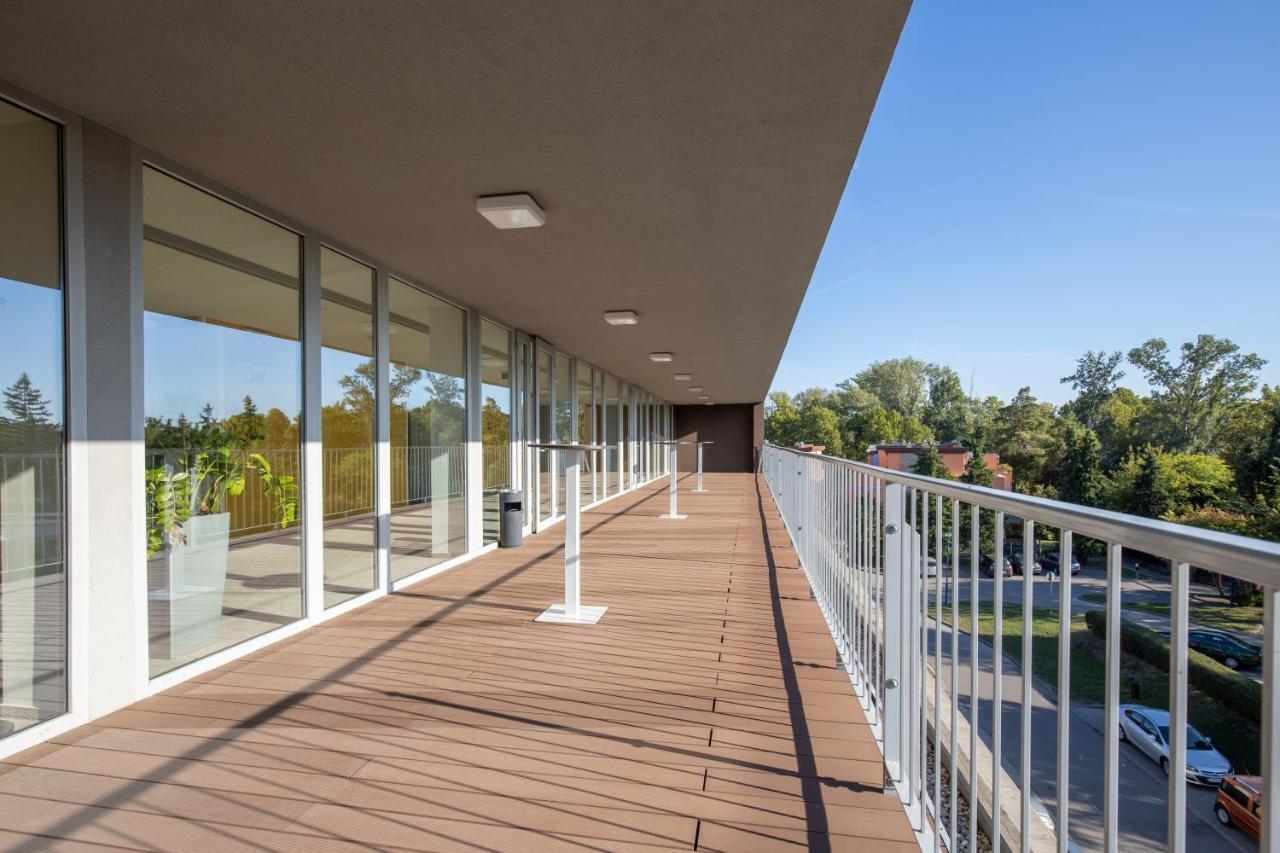 Hotel Yacht Wellness & Business Siofok Exterior photo